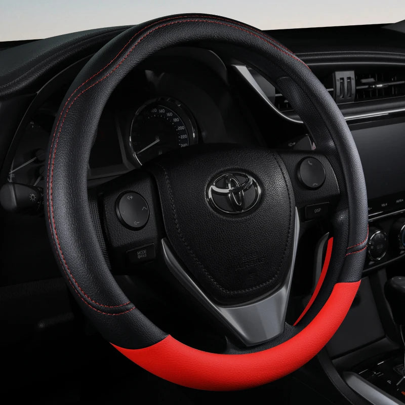 Capa de couro vermelho para volante com acabamento antiderrapante.