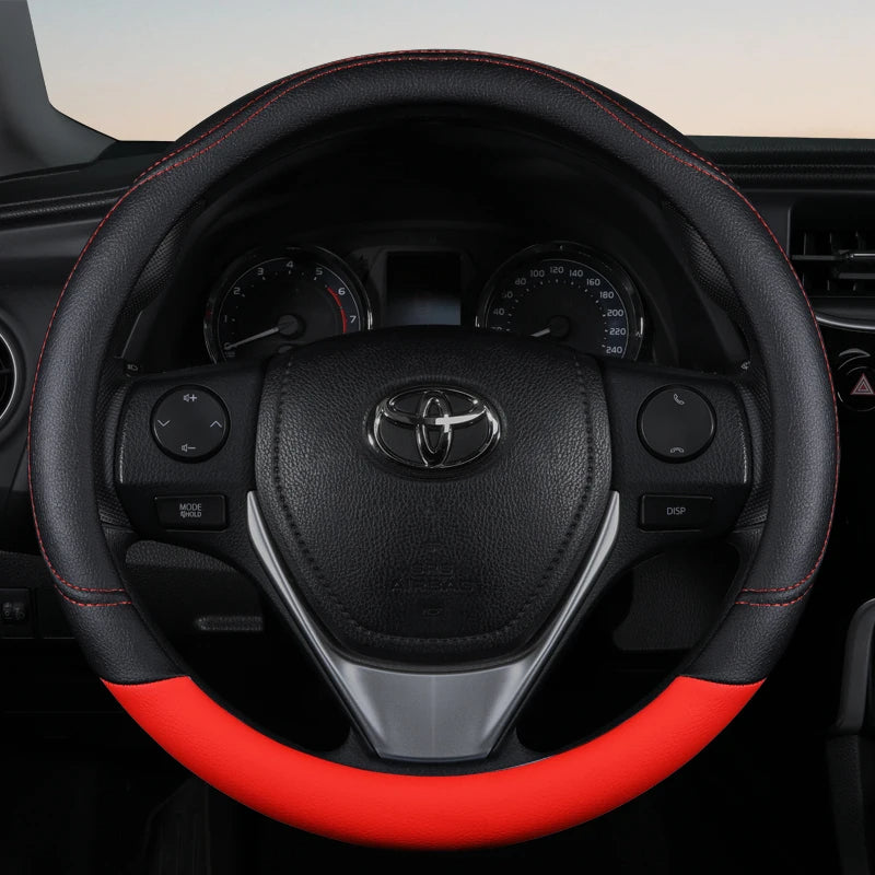 Capa automotiva vermelha com couro premium que melhora o conforto ao dirigir.