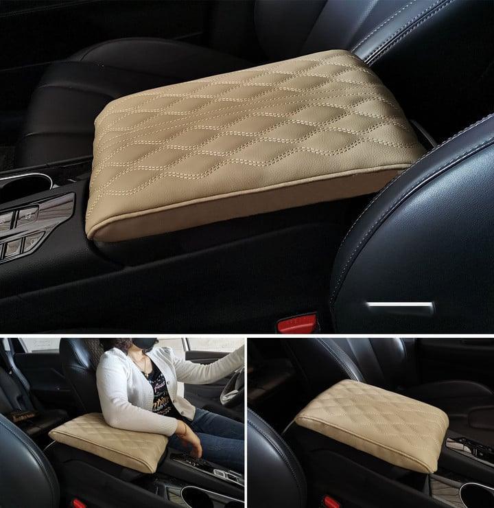 Apoio de braço na cor bege para carro em couro instalado no interior do veículo