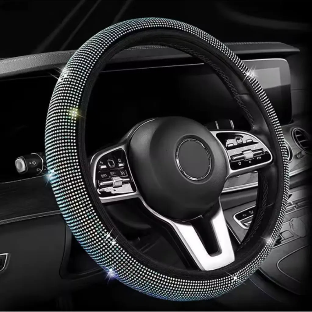 Capa de volante brilhante branca com acabamento que reflete a luz e chama atenção