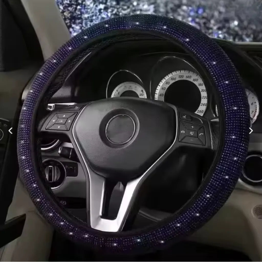 Capa de volante roxa com efeito brilhante que destaca o interior do carro