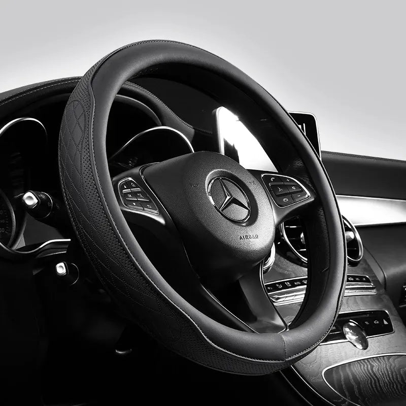 capa de volante em couro preta, instalada no volante, antiderrapante para melhorar a pegada.