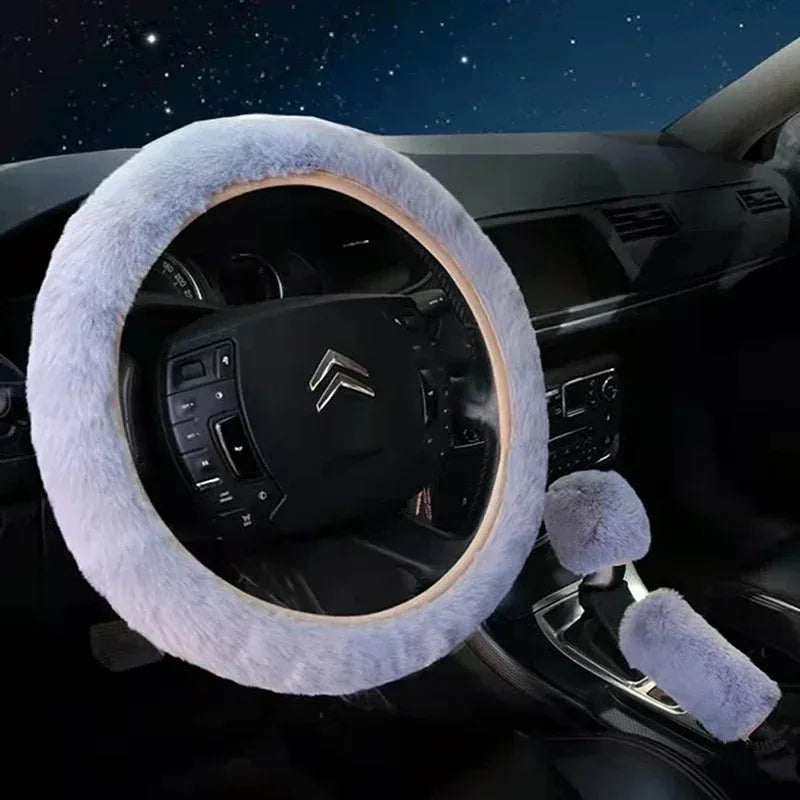 Capa de volante branca de pelúcia para direção confortável e fofa.