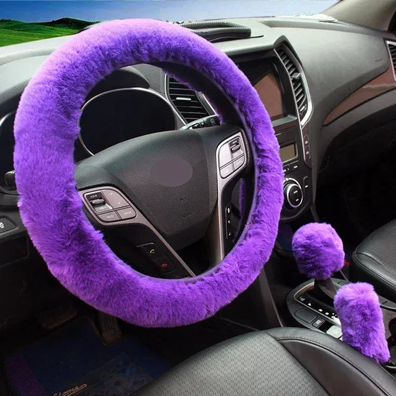 Capa de pelúcia roxa para volante, ideal para mulheres que amam conforto.