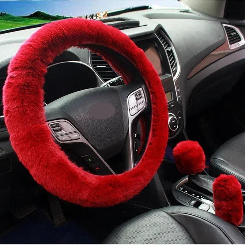 Estilo feminino no carro com capa de volante peluciada na cor vermelha