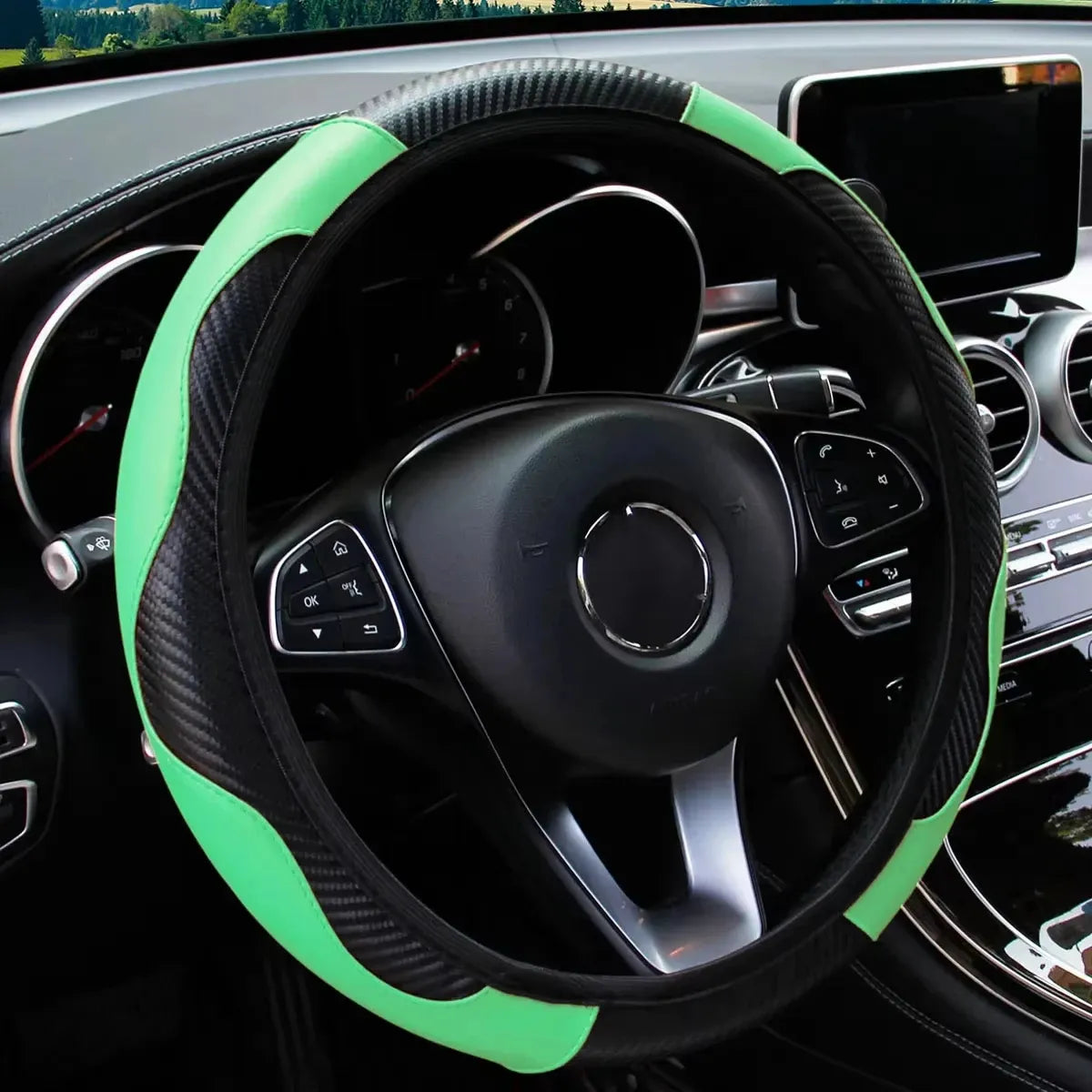 Imagem mostra capa de volante verde  firme, universal e arejada.