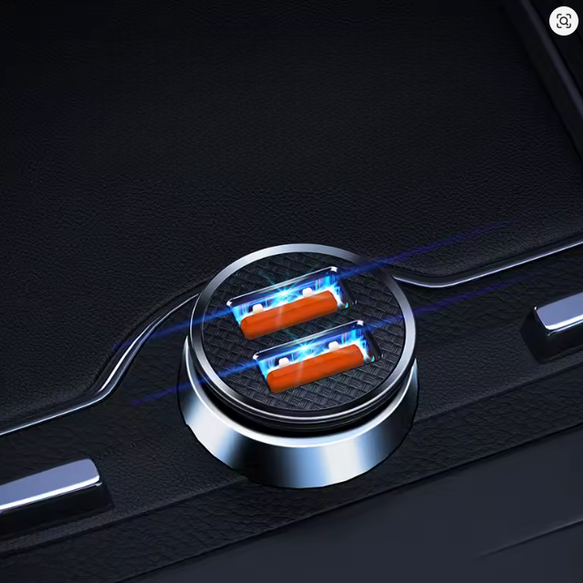 Carregador veicular sendo plugado no carro para carregar dispositivos móveis via USB