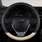 Volante automotivo revestido com capa de couro bege premium.