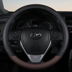 Capa de volante em couro marrom macia para dirigir com mais conforto e controle.