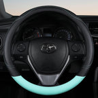 Volante com capa de couro verde respirável e ajuste perfeito para longas viagens.
