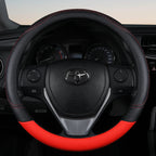 Capa automotiva vermelha com couro premium que melhora o conforto ao dirigir.