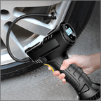 Compressor de ar enchendo pneu de carro com mangueira e pressão ideal para calibragem.
