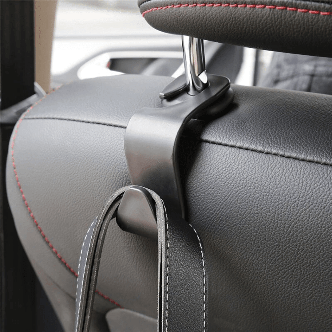 Gancho para carro pendurando bolsa de forma segura e organizada 
