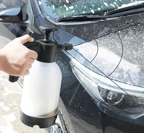 Lavagem com jato de lavar carro aplicando espuma para remover sujeira com facilidade.