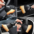 Mini escova sendo usada para limpar várias partes do interior do carro