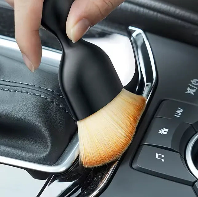 Mini escova multiuso em uso limpando o interior do carro