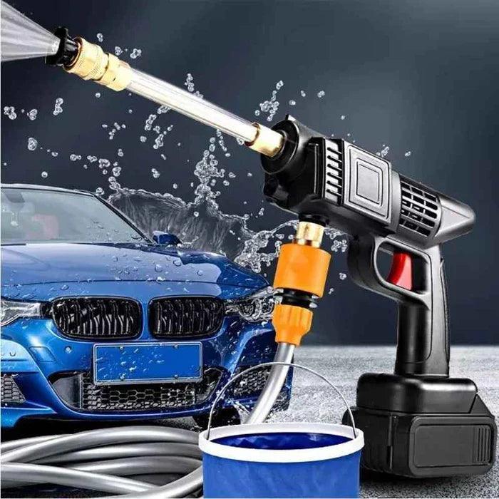 Jato de alta pressão limpando carro, ideal para lavagem rápida e eficiente.