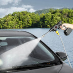 istola de alta pressão lavando o para-brisa do carro com jato forte de água.