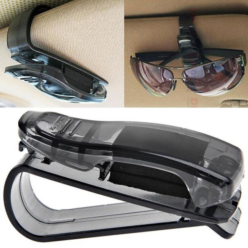 Suporte de óculos para carrom visual de como fica fixado com os óculos no carro.