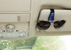 Suporte de óculos no carro com visual do produto instalado e óculos no lugar.