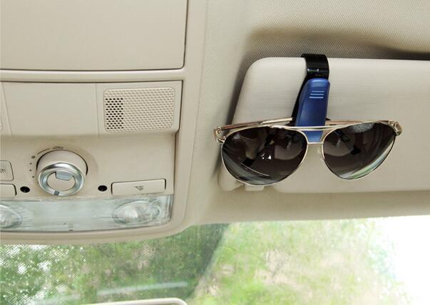 Suporte de óculos no carro com visual do produto instalado e óculos no lugar.