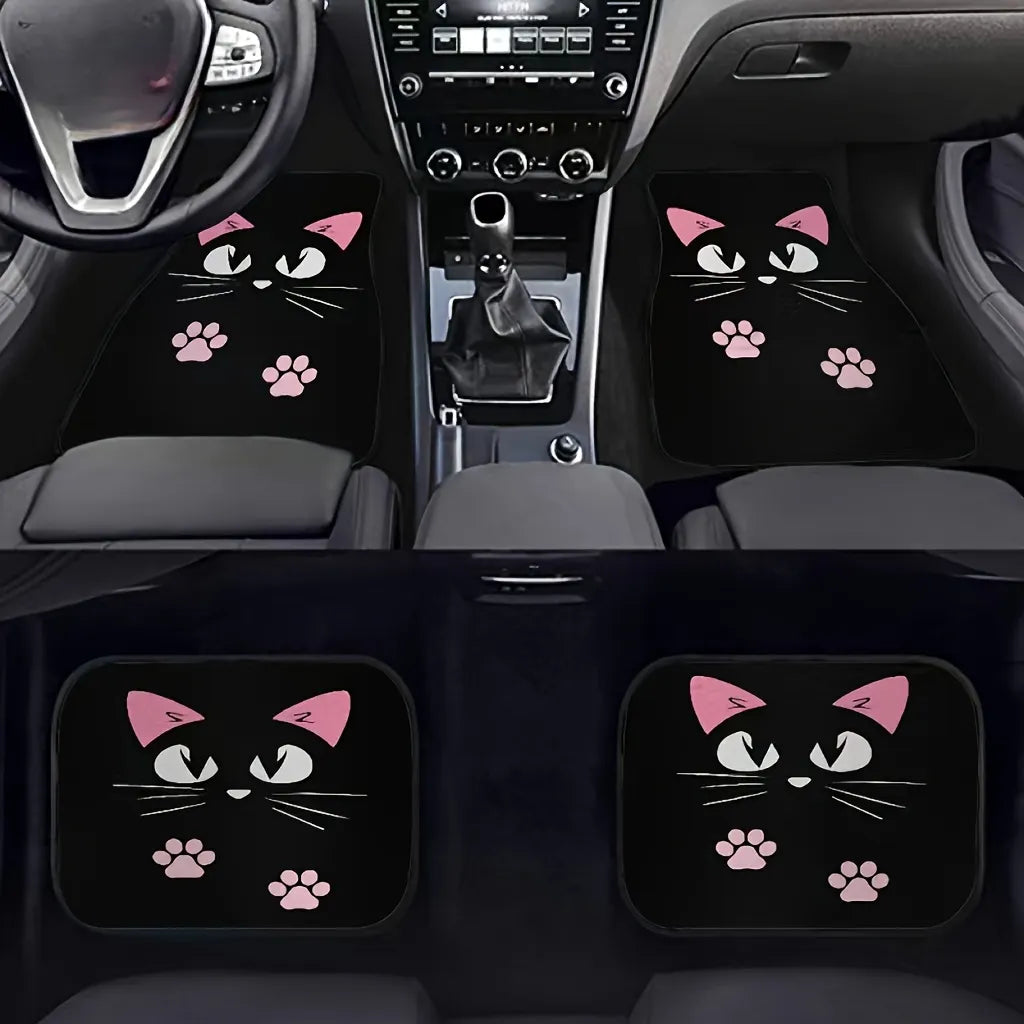 Tapete feminino com desenho de gatinho instalado na frente e atrás do carro