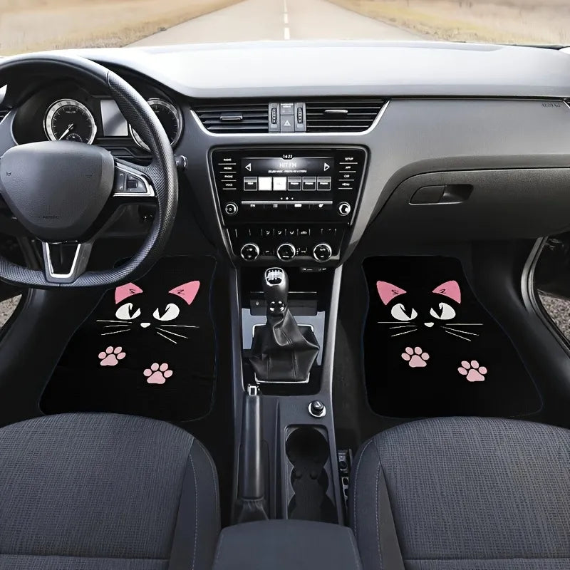 Tapete feminino com desenho de gatinho instalado na parte dianteira do carro