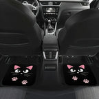 Imagem mostra tapete de gatinho instalado na parte traseira do carro com visual fofo