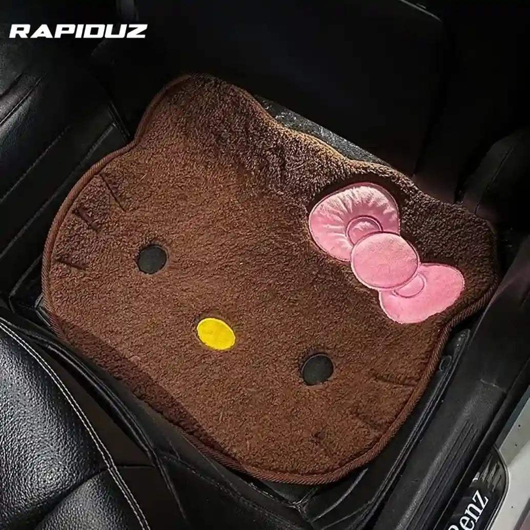 Tapetes para carro da Hello Kitty posicionados na parte traseira do veículo