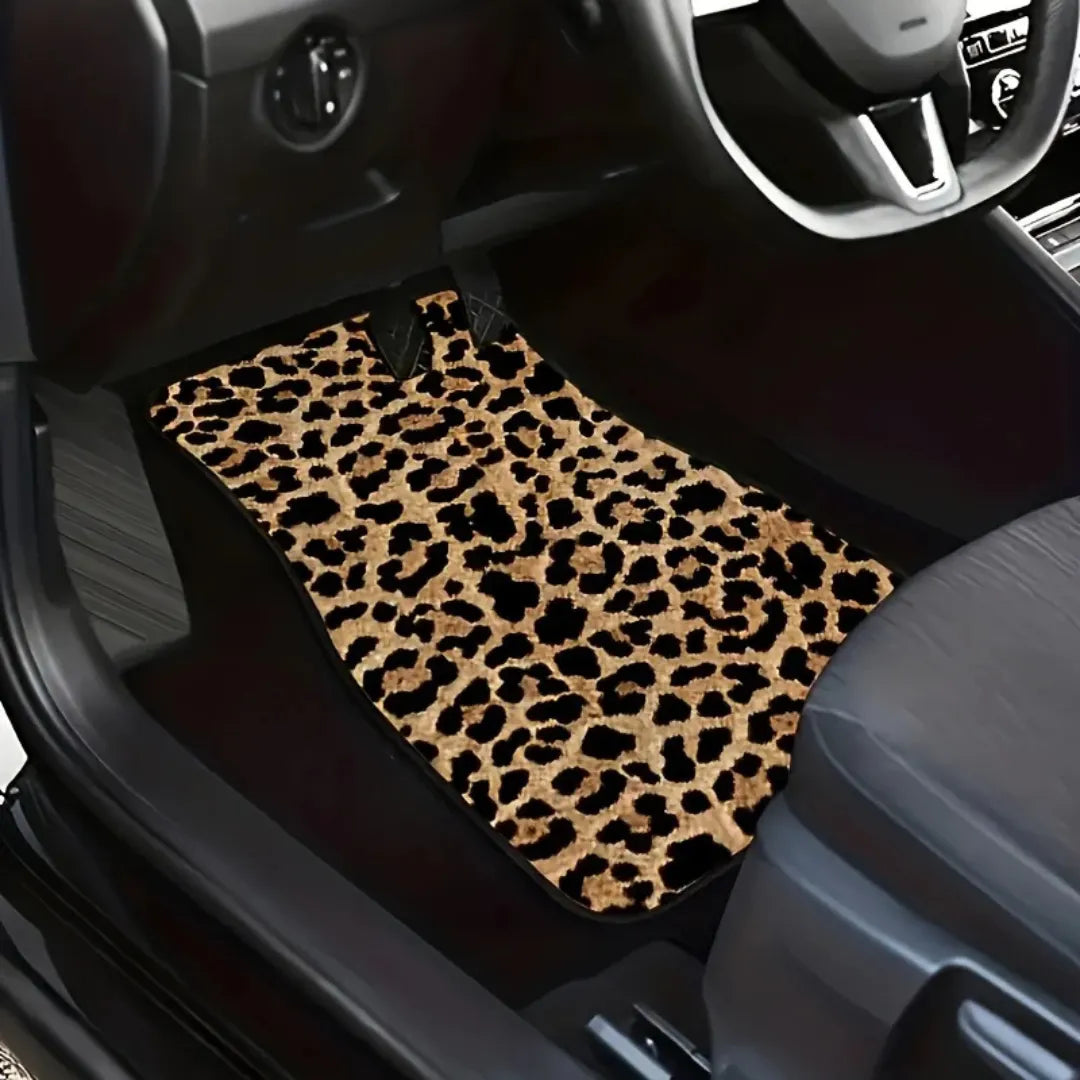 Tapete automotivo com estampa de leopardo instalado na parte da frente do motorista