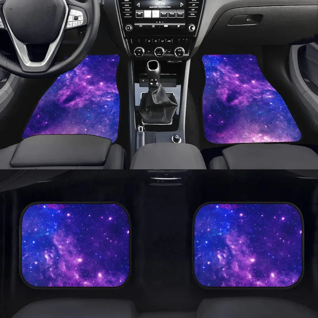 4 tapetes automotivo com estampa de galáxia instalado no interior do carro