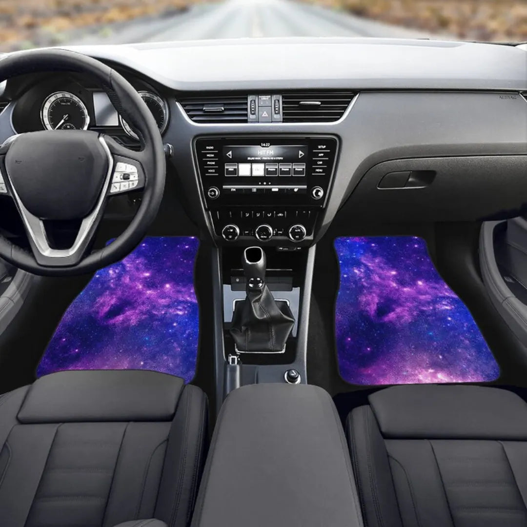 2 tapetes de carro com visual galáctico em destaque no interior do veículo