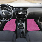 Dois tapetes automotivos universais femininos na cor rosa instalados na parte da frente do carro