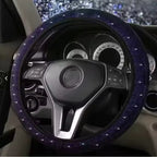 Capa de volante roxa com efeito brilhante que destaca o interior do carro