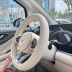 acabamento de luxo com capa de couro branca aplicada no volante do veículo
