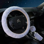 Capa de volante branca de pelúcia para direção confortável e fofa.