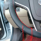 Capa de volante sendo costurada no volante