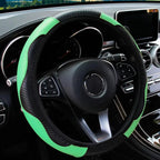 Imagem mostra capa de volante verde  firme, universal e arejada.