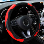 Capa de volante universal vermelha e respirável instalada no volante.