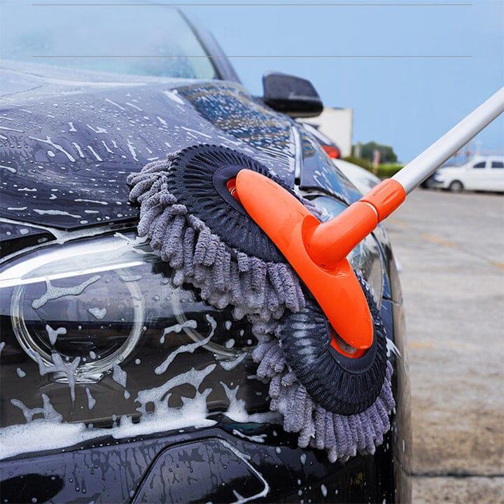 Imagem mostra esfregão em ação, limpando o carro com sabão.