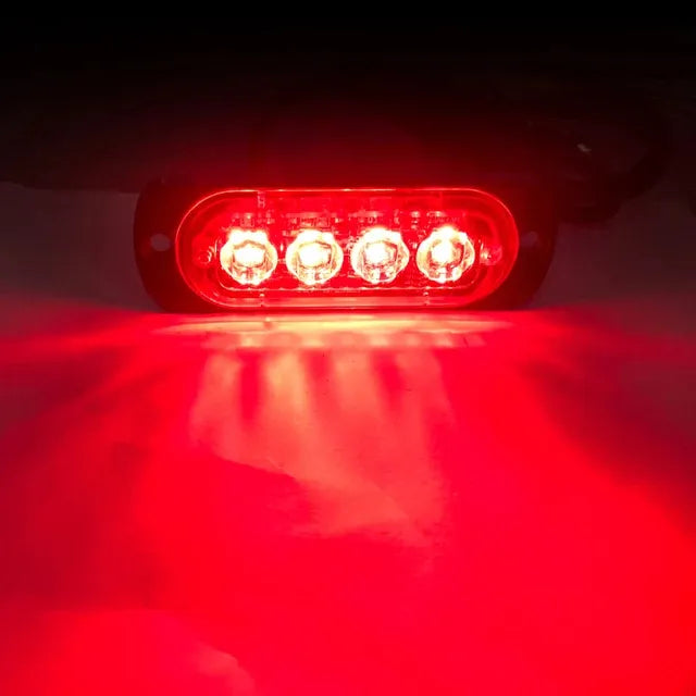 Farol de LED aceso mostrando luz vermelha intensa, feito com um foco para uma segurança maior
