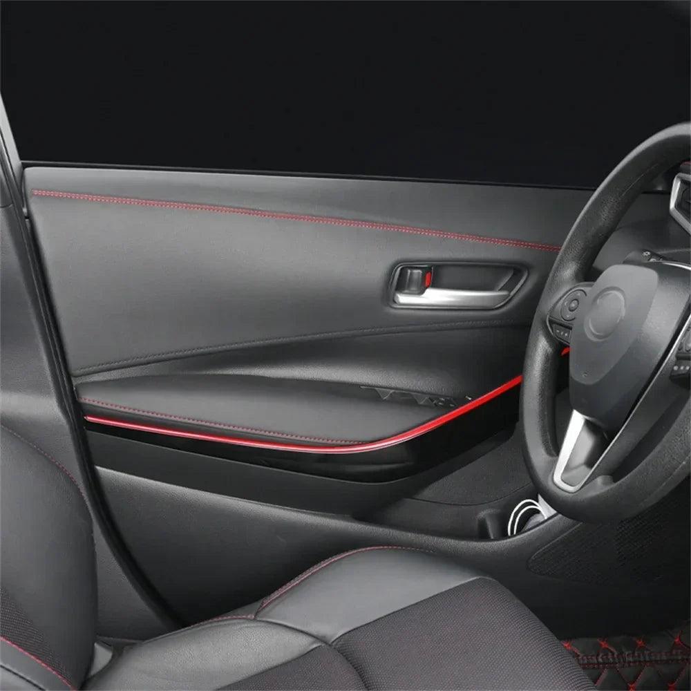 Fita decorativa de couro aplicada no carro, visual elegante com fácil instalação