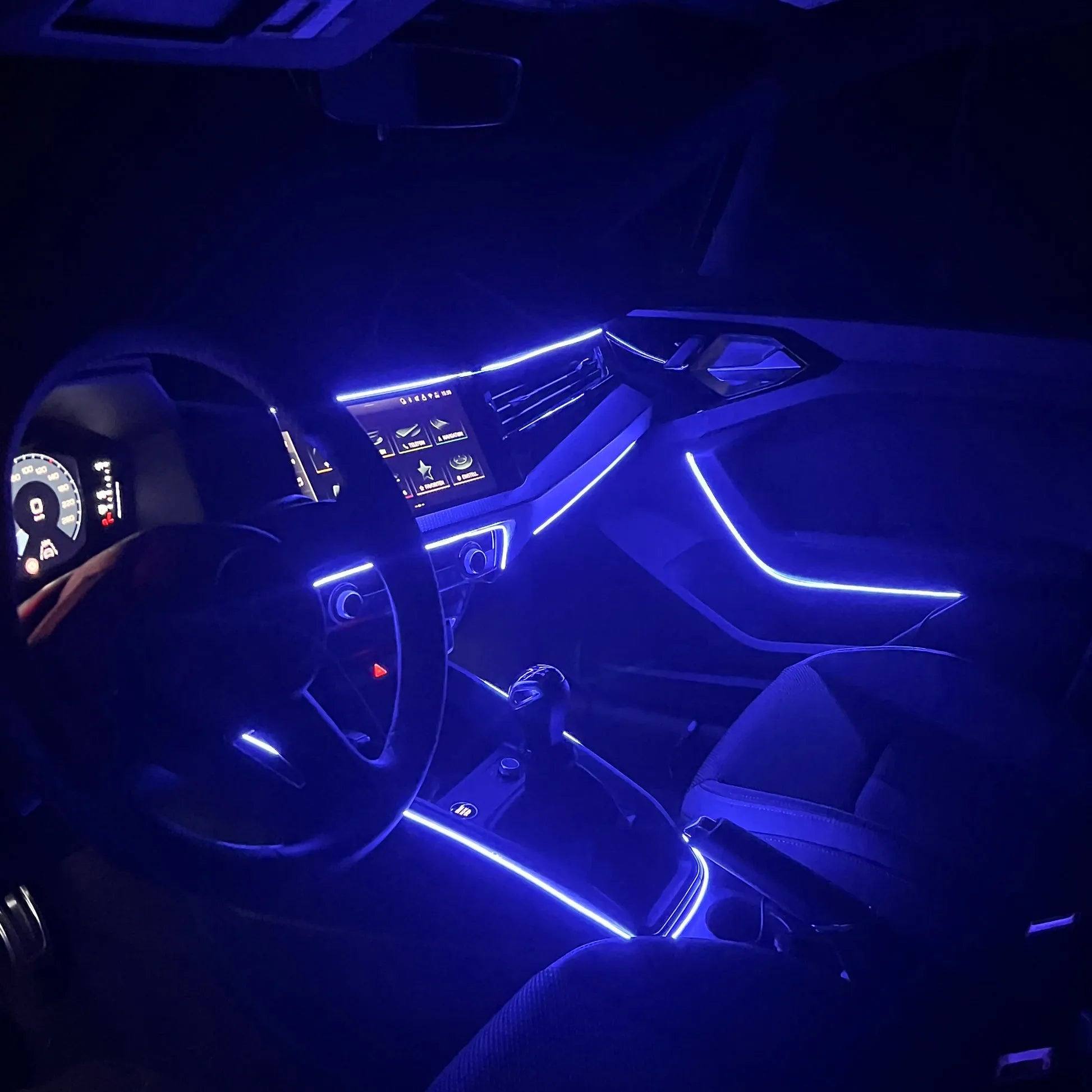 led automotivo na cor azul, instalado no painel e nas portas no interior do carro