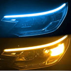 Luz da fita LED azul e amarelo brilhando no farol do carro à noite.