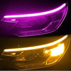 Fita LED roxa e amarela iluminando o farol do carro com luz forte e clara.