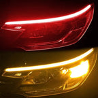 Fita LED vermelha e amarela iluminando o farol do carro com luz clara e potente, destacando a visibilidade