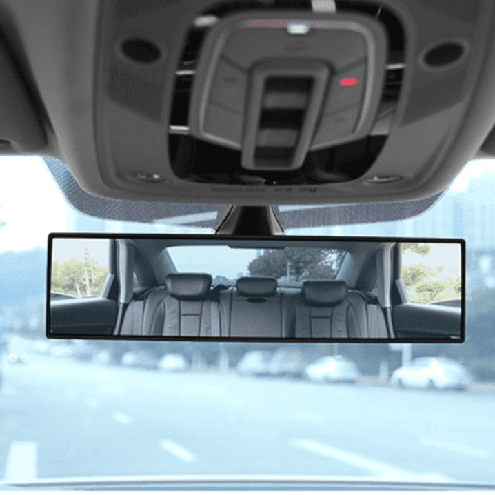 Retrovisor panorâmico automotivo em uso com ampliação do campo de visão no carro.