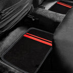 Conjunto com 2 tapetes universais esportivos instalados atrás do carro, proteção total
