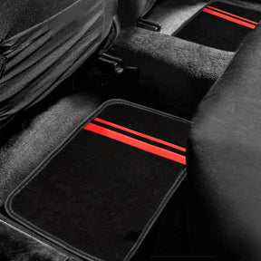 Conjunto com 2 tapetes universais esportivos instalados atrás do carro, proteção total