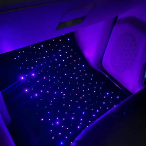 imagem mostra tapete automotivo de led na cor roxa instalado no carro